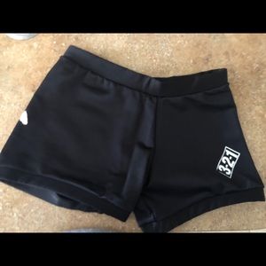 321 chalk print compression shorts